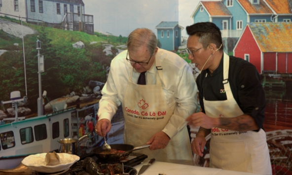 Bộ trưởng nông nghiệp Canada vào bếp nấu món tôm hùm trứ danh, mong muốn hỗ trợ Việt Nam xuất khẩu nông sản ra toàn thế giới