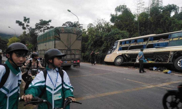 Hai xe khách va chạm nhau trong đêm rồi lao vào vách núi, 3 người bị thương