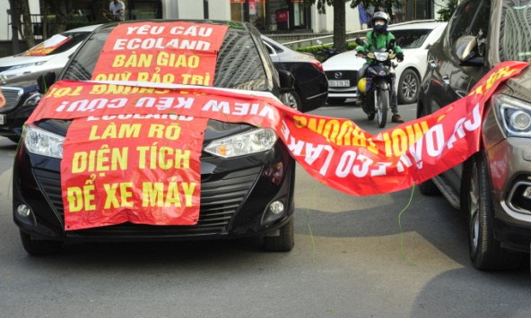 Hà Nội: Cư dân căng băng rôn, đỗ ô tô chặn cửa hầm phản đối vì chủ đầu tư không bàn giao quỹ bảo trì