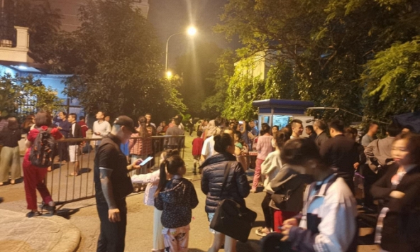 Hà Nội: Mâu thuẫn gia đình, chồng đốt quần áo của vợ khiến cả chung cư náo loạn