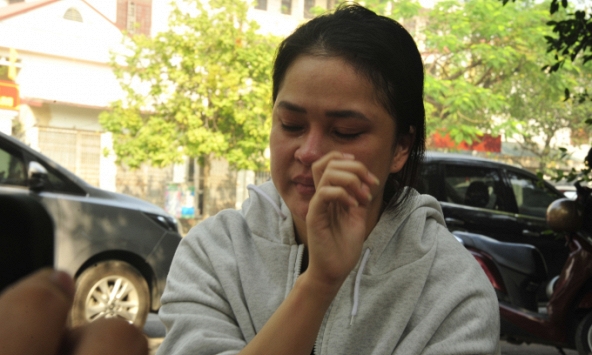 Nước mắt người mẹ trẻ trong phiên tòa xử vụ bé trai 7 tháng tuổi tử vong sau một đêm gửi bảo mẫu ở Hà Nội