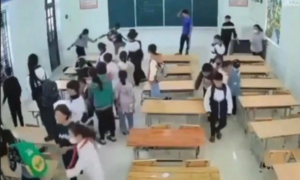 Vụ nữ giáo viên bị nhóm học sinh quây vào tường xúc phạm: Trách nhiệm thuộc về ai?