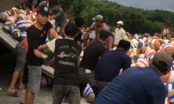 Clip ấm lòng: Hàng chục tấn mít đổ xuống đường theo chiếc container gặp nạn, người dân chung tay giúp đỡ tài xế