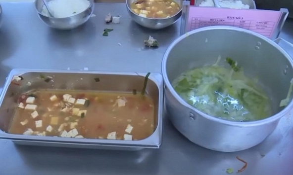 Vụ bất thường bữa ăn bán trú vùng cao: 11 học sinh chia nhau 2 gói mì tôm trộn cơm là có thật!