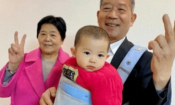 Mang thai ở tuổi 67, người phụ nữ nhất quyết sinh con ra bất chấp sự khuyên can của gia đình, cuộc sống hiện tại đầy bất ngờ