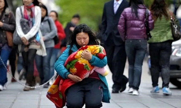 Người mẹ 'vừa đi vừa quỳ 1000m để cứu con' bị bóc trần chỉ là màn kịch, chân tướng phía sau khiến ai cũng ngậm ngùi suy ngẫm