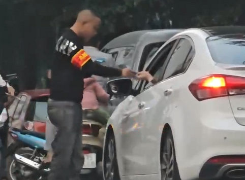 Cư dân Khu đô thị Thanh Hà bức xúc phản đối chủ đầu tư tự ý dựng 'trạm BOT' thu tiền xe ra vào?