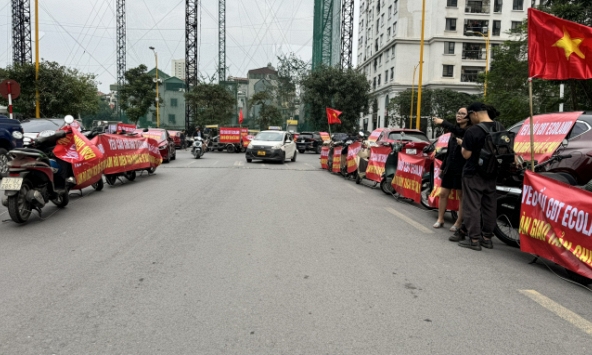 Cư dân Eco Lake View căng băng rôn phản đối chủ đầu tư tái diễn việc chặn xe vào chỗ gửi, bất chấp chỉ đạo của chính quyền