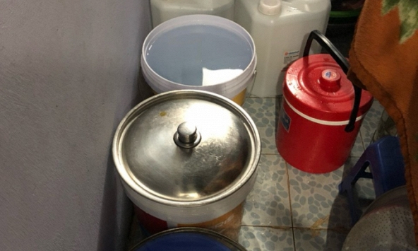 Hà Nội: Cư dân khu đô thị Thanh Hà trắng đêm hứng từng xô nước sinh hoạt