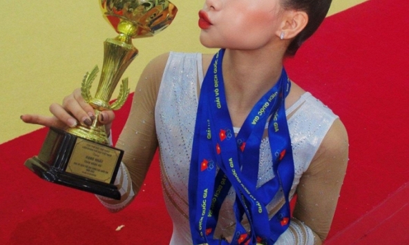 'Hot girl' thể dục dụng cụ bất ngờ giải nghệ ở tuổi 20, tố bị 'thu phế' tiền huy chương, đi thăm bạn bị gạch tên khỏi ĐTQG