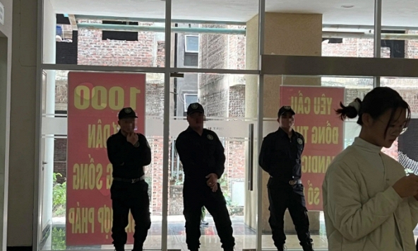 Hà Nội: Nhóm người lạ xuất hiện tại chung khiến cư dân hoang mang sau khi phản đối chủ đầu tư tự ý cắt điện, nước