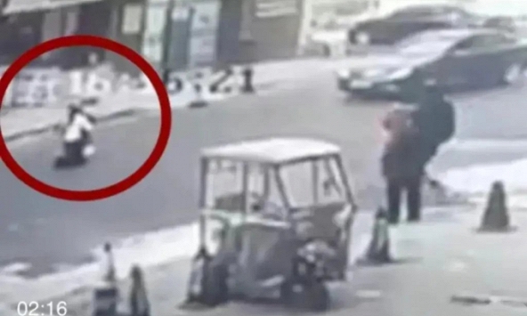 Bà mẹ trẻ đăng video quay cảnh cô giáo ôm con mình quỳ giữa đường cản chiếc xe ô tô, dân mạng khen hết lời khi biết sự thật