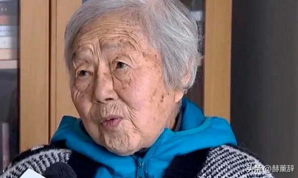 Cụ bà có tài sản 17 tỷ đồng, lương hưu 35 triệu đồng/tháng nhưng mỗi ngày chỉ ăn cháo và dưa chua, cảnh sát đến nhà phát hiện sự thật