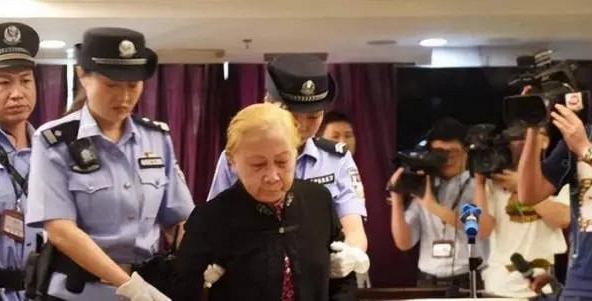 Mẹ già 83 tuổi đầu độc con trai rồi ra tự thú, cảnh sát tra án không cầm được nước mắt khi biết câu chuyện bi thương phía sau