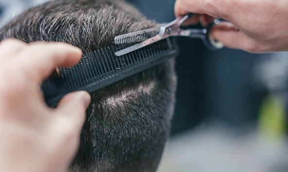 Cắt tóc trong tháng Giêng, chàng trai bị bà mợ kiện ra tòa vì mang xui rủi về nhà khiến ông cậu gặp tai nạn qua đời, tòa phán gì?