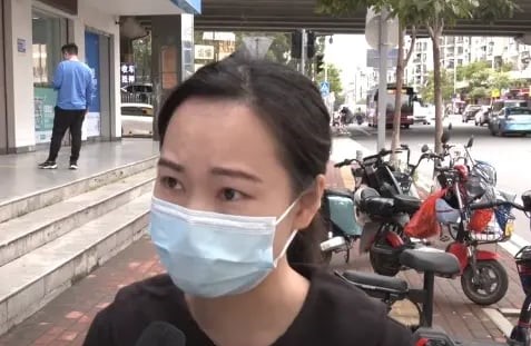 Con đi hủy thuê bao điện thoại của mẹ quá cố để không tiếp tục bị trừ tiền, nhân viên từ chối với lý do: 'Chính chủ phải có mặt!'