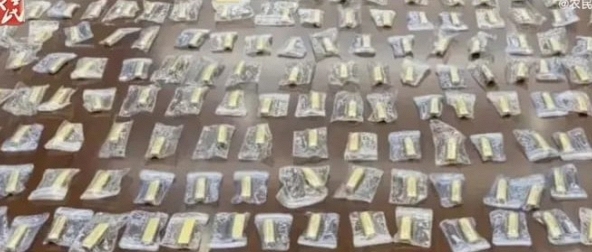 Nhận gói hàng không phải của mình, người phụ nữ tá hỏa khi thấy vật sáng chói bên trong, lập tức thông báo công ty vận chuyển thu hồi ngay