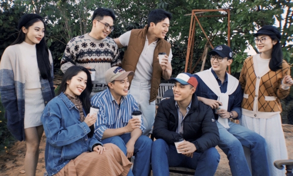 Nhóm bạn gây sốt trên mạng xã hội với bộ ảnh 'thanh xuân rực rỡ', hóa ra toàn gương mặt quen thuộc