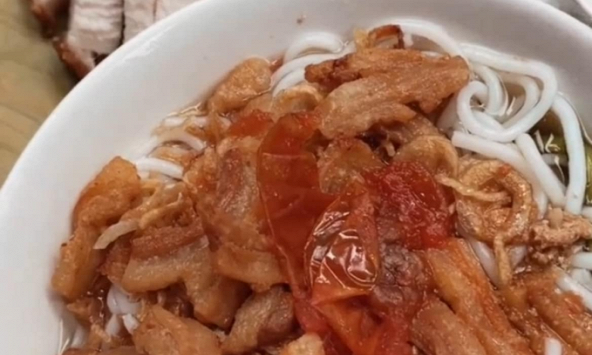 Một quán bún ở Hòe Nhai bị tố mắng khách 'có mù cũng phải thấy mờ mờ', dân mạng lại được phen tranh cãi nảy lửa