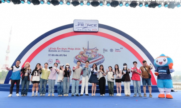 Trẻ em háo hức theo chân bố mẹ tới Công viên Thống Nhất gặp 2 chú Ninh Anh Bùi và Nguyễn Tùng Dương tại Lễ hội ẩm thực Pháp