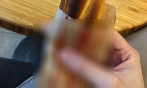 Quán cà phê nổi tiếng ở Hà Nội bị tố nướng bánh cháy đen vẫn bán cho khách, khi khách phản ánh thì bị 'nhân vật bí ẩn' công kích