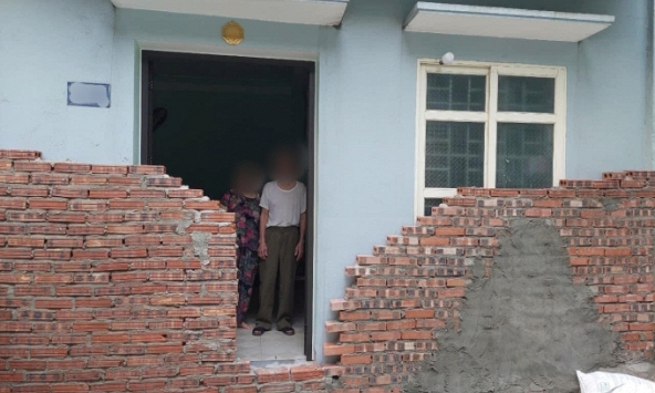 Xôn xao hình ảnh cụ ông cụ bà đứng thẫn thờ trong ngôi nhà bị hàng xóm xây tường bịt kín cửa: Pháp luật quy định thế nào?