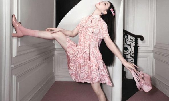 Đây là lưu ý để chị em có ảnh đẹp đu trend 'đầu đội trời, chân đạp tường' như siêu mẫu, đảm bảo không 'ố dề' như Triệu Lộ Tư