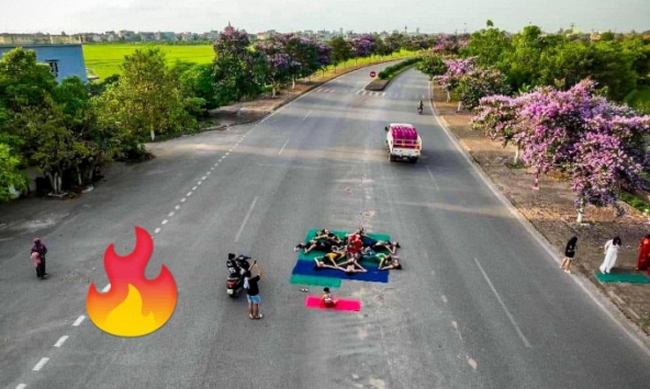 Nhóm phụ nữ 'tập yoga' giữa đường, chụp ảnh check-in hoa bằng lăng gây bức xúc: 'Đu trend' xin đừng bất chấp!