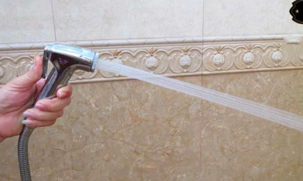 Làm gãy vòi xịt nước nhà bác, tôi bị bác rủa sả 'đàn bà con gái đoảng vị, không lấy nổi chồng'