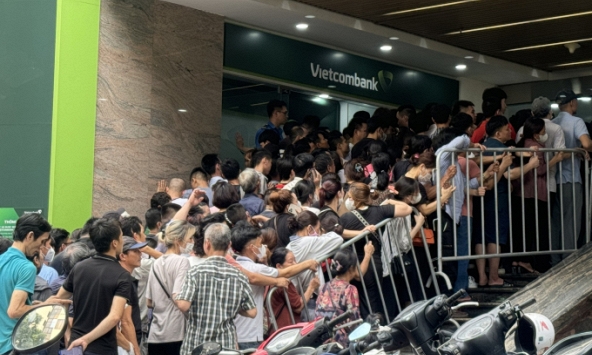 Người dân các tỉnh đổ về Hà Nội mua vàng từ sáng sớm: Nghi vấn thuê người xếp hàng, đẩy giá?