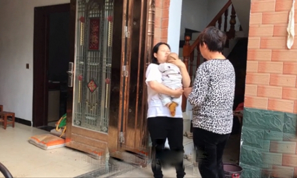 Con dâu đòi ở cữ hẳn 6 tháng, mẹ chồng dạy cách tắm cho con còn giãy nảy lên kêu bà thất đức