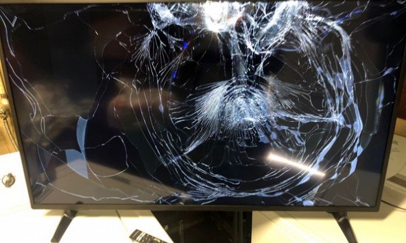 Mẹ chồng từ trong bếp phi ra với cái chảo rồi đập tan tành chiếc TV mới mua