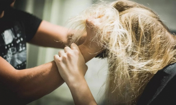 Thấy tôi bị mẹ chồng giật tóc, bố chồng lao vào cản thì bà lăn đùng ra ăn vạ