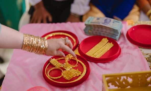 Mang 20 cây vàng nhà chồng tặng ngày cưới đi bán mới phát hiện hóa ra toàn đồ giả