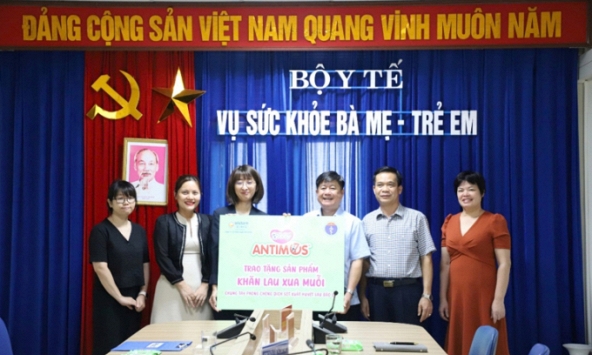 Diana Unicharm phối hợp với Vụ Sức khỏe Bà mẹ-Trẻ em Bộ Y tế phát tặng khăn lau xua muỗi cho người dân bị ảnh hưởng bởi bão lũ