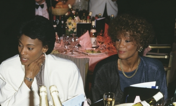 Bạn gái của Whitney Houston ra mắt tự truyện kể về mối tình đồng tính bị ngăn cấm của hai người