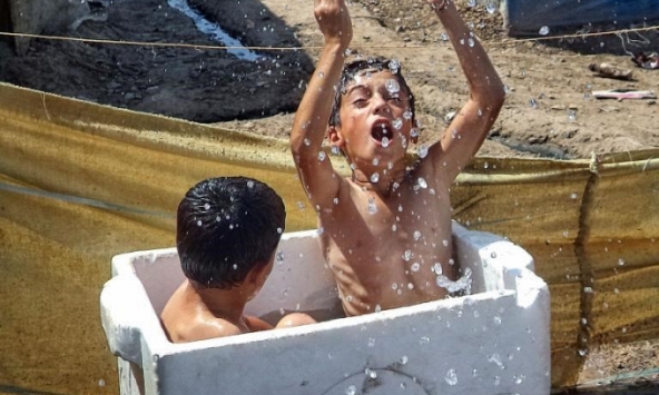 Thế giới dưới ống kính của những đứa trẻ sống trong trại tị nạn