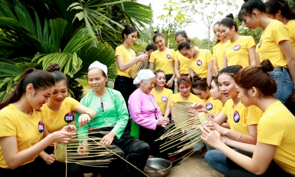 Thí sinh Người đẹp xứ Mường 2019 khoe sắc trong tà áo dài truyền thống