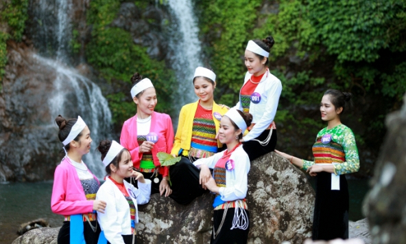 25 thí sinh “Người đẹp xứ Mường 2019” khoe sắc tại thác Cửu Tú Sơn 
