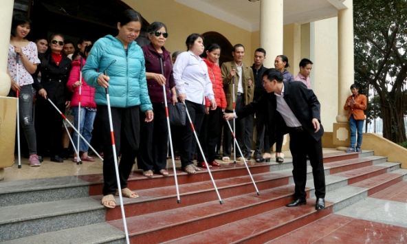 Trao tặng và hướng dẫn sử dụng 'Cây gậy trắng' cho người mù tại Bắc Ninh