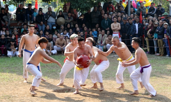 Sôi động cùng Hội “vật cầu” Thúy Lĩnh