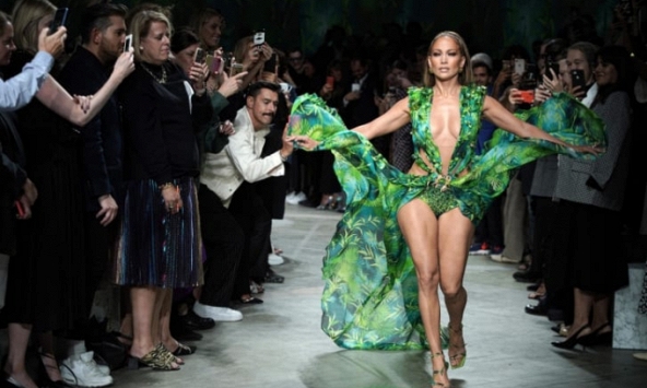 Tuổi 50 rực rỡ của Jennifer Lopez