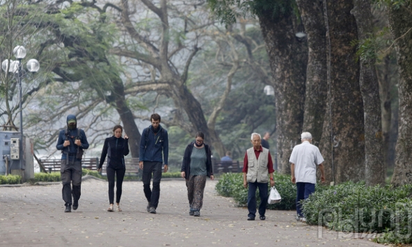 Giữa mùa dịch Covid-19, du khách vẫn hồn nhiên không đeo khẩu trang dạo chơi Hà Nội