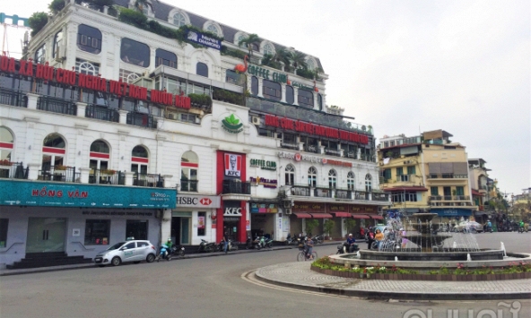 Hà Nội vắng vẻ trong những ngày đầu tiên áp dụng lệnh dừng hoạt động hàng quán 