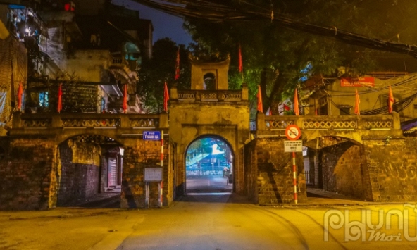 #cáchlyxãhội: Hà Nội vắng yên không một bóng người lúc 7h tối