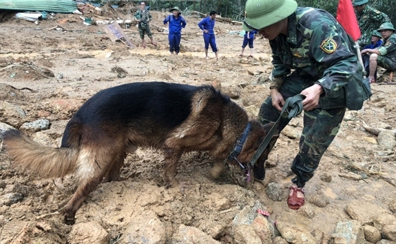 CẬP NHẬT: Tiến sâu vào thân đập Rào Trăng 3, huy động chó nghiệp vụ tìm kiếm
