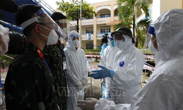 Thủ tướng chỉ đạo quan tâm hơn nữa đến đội ngũ y, bác sĩ chống dịch