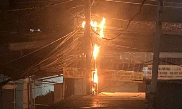 TP.HCM: Nửa đêm cháy cột điện tại phường Phú Lợi, người dân và doanh nghiệp hỗ trợ dập lửa