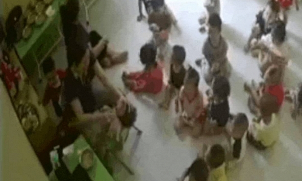 Cô giáo mầm non ghì đầu, liên tục đút thức ăn vào miệng trẻ nhỏ gây phẫn nộ