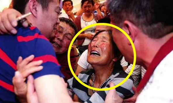 Ngày đoàn tụ con trai sau 10 năm bị bắt cóc: Họ hàng hân hoan ăn mừng, người mẹ lại lặng lẽ báo cảnh sát